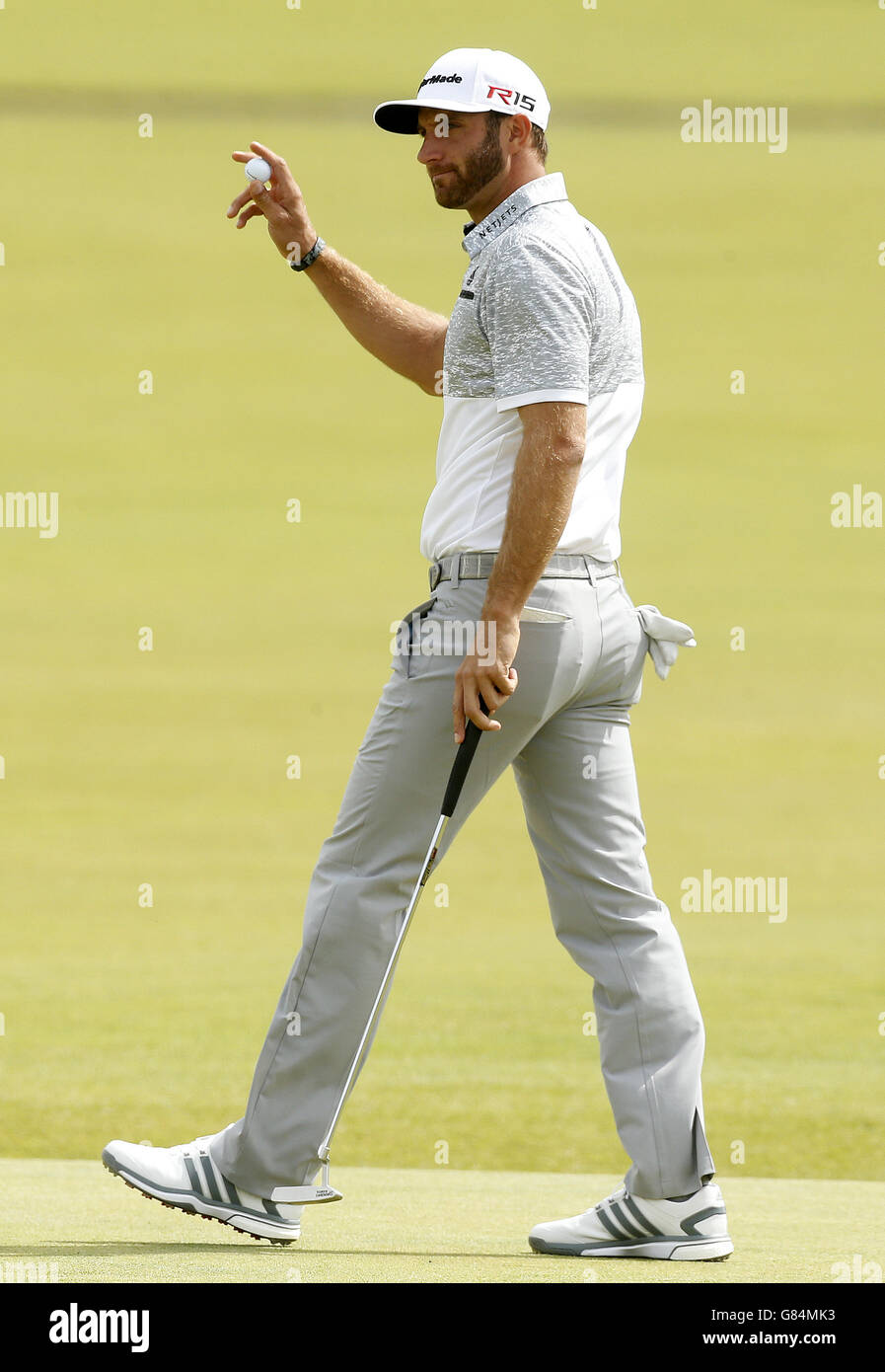 USA's Dustin Johnson sul 2 ° verde riconosce la folla durante il quinto giorno dell'Open Championship 2015 a St Andrews, Fife. Foto Stock