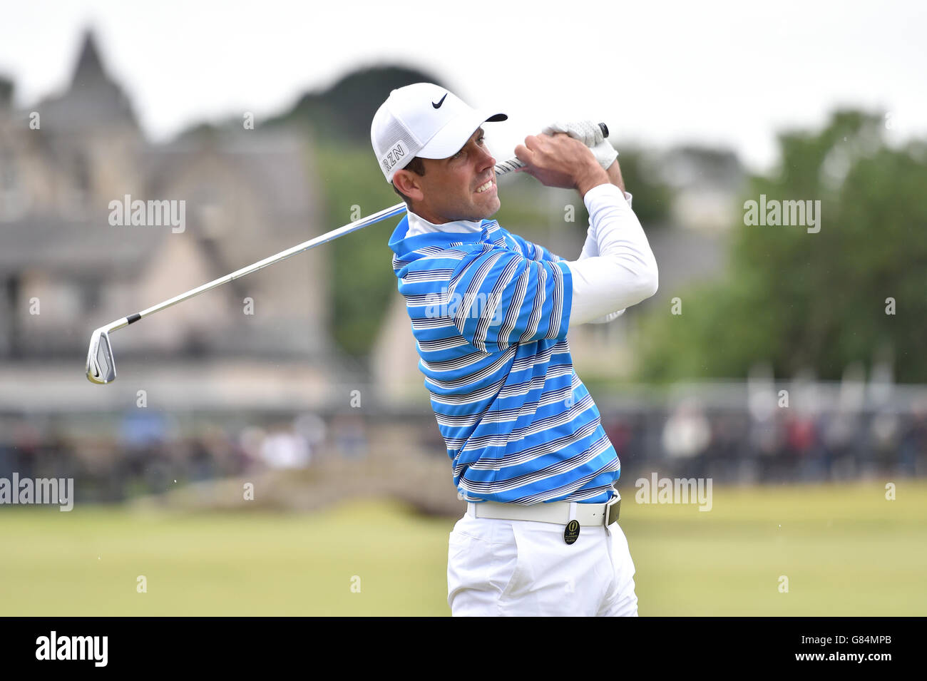 Charlo Schwartzel del Sud Africa si tee via il 2 durante il quinto giorno dell'Open Championship 2015 a St Andrews, Fife. Foto Stock