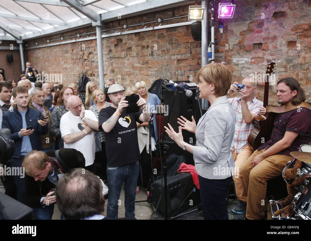 Il primo ministro Nicola Sturgeon si rivolge ai patroni del Clutha Bar, Glasgow, in quanto riapre dopo un incidente di elicottero della polizia nel 2013, che ha ucciso 10 persone. Foto Stock