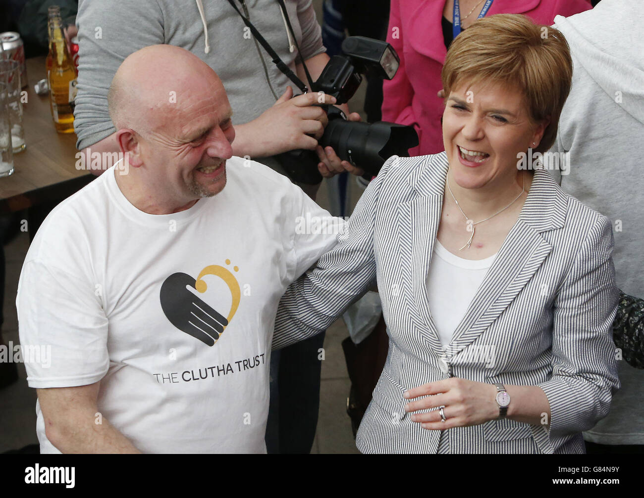 Il primo ministro Nicola Sturgeon danze nel Clusha Bar, Glasgow, come riapre dopo un incidente elicottero della polizia nel 2013, che ha ucciso 10 persone. Foto Stock