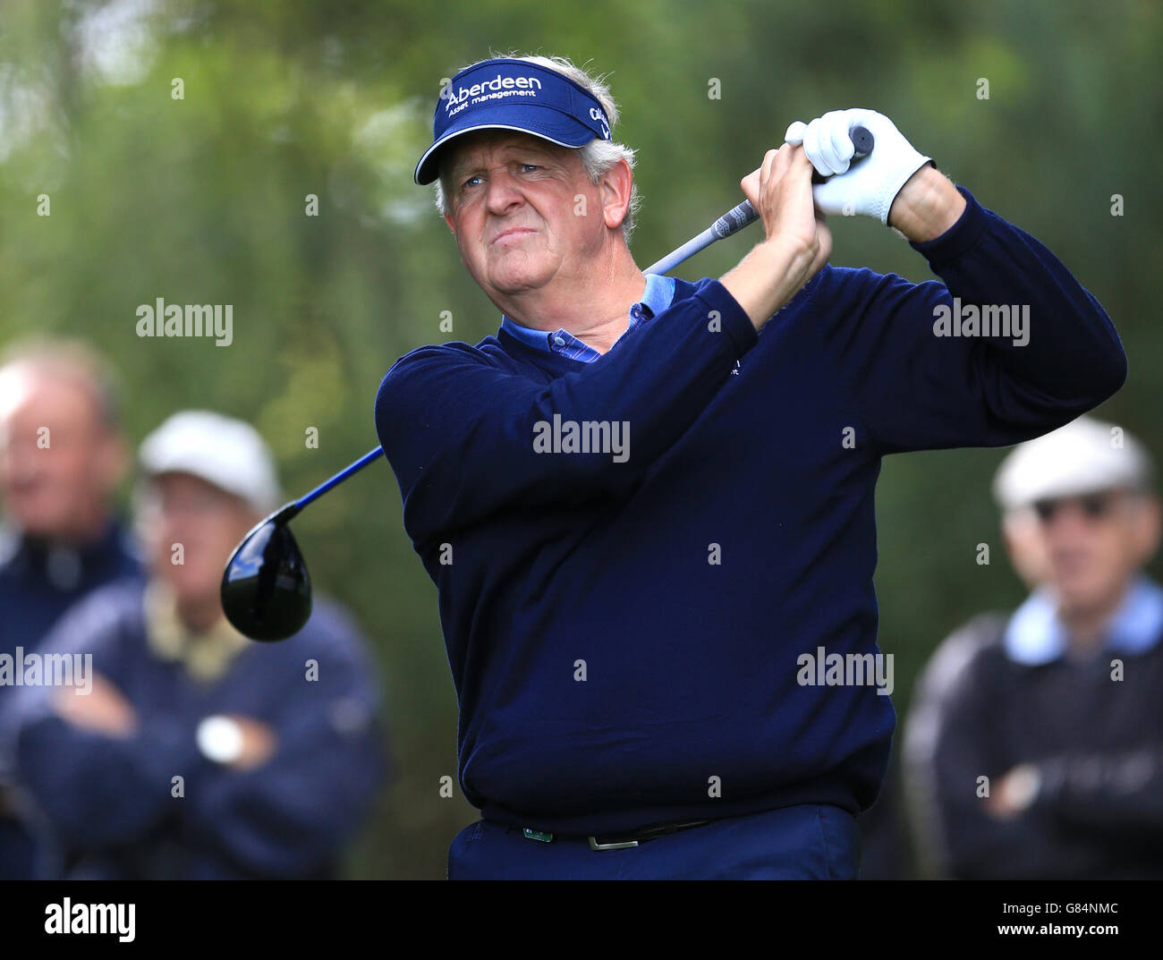 Colin Montgomerie tee off sulla 18 buche durante il suo secondo turno il terzo giorno del Senior Open Championships al Sunningdale Golf Club, Berkshire. PREMERE ASSOCIAZIONE foto. Data immagine: Sabato 25 luglio 2015. Vedi la storia della Pennsylvania GOLF Sunningdale. Il credito fotografico dovrebbe essere: Nigel French/PA Wire. Foto Stock