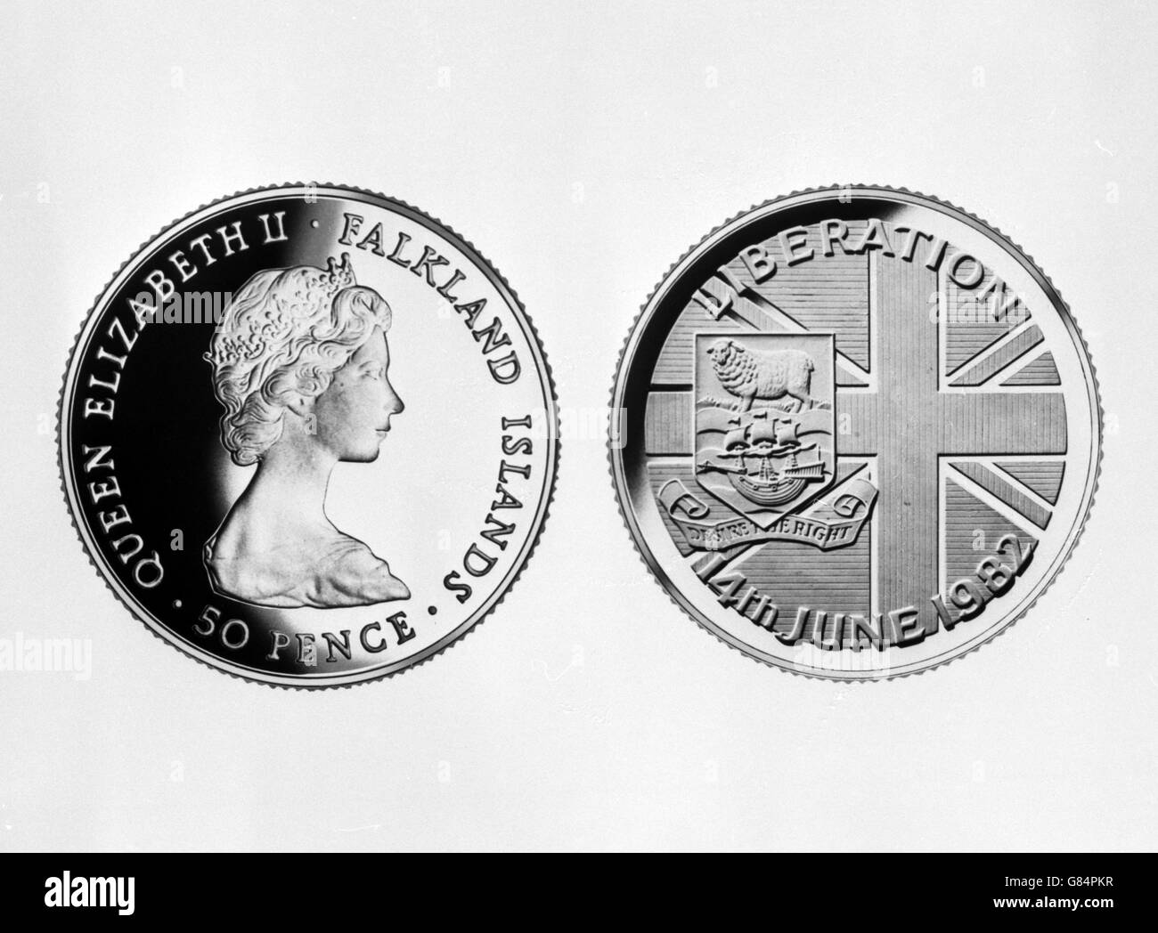Il Tesoro delle Falkland Islands sta emettendo una nuova moneta speciale a dimensione di corona per celebrare la liberazione. Il disegno inverso simboleggia il ripristino della loro libertà sotto la bandiera britannica. È scolpito da Philip Nathan, designer della Royal Wedding Crown inglese, che è stato rilasciato nel 1981. Il disegno obverse porta il ritratto di conio della regina Elisabetta II Foto Stock