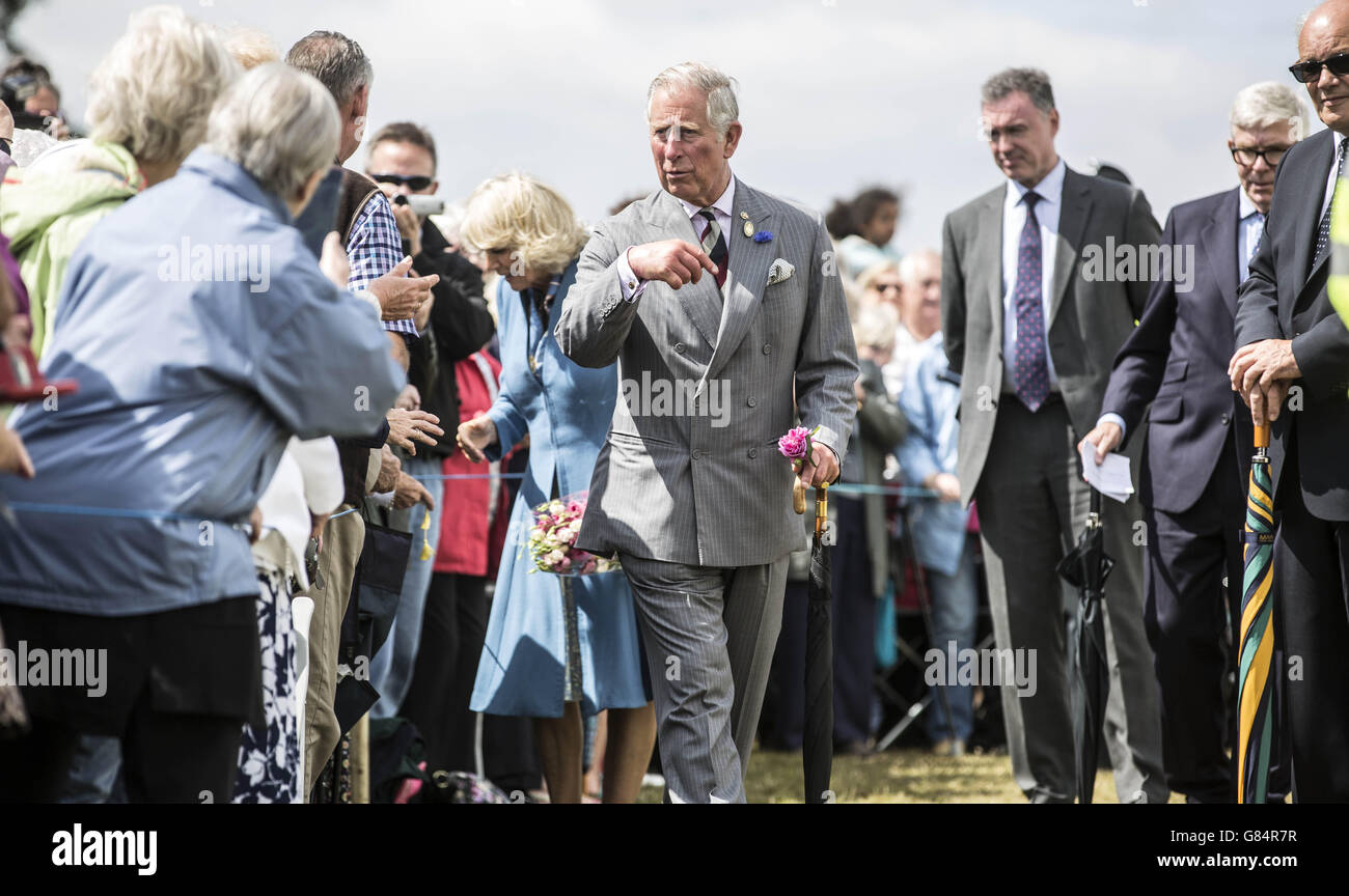 Il Principe del Galles incontra i suoi bravoni mentre lui e la duchessa di Cornovaglia si esibono all'annuale spettacolo dei fiori di Sandringham a Norfolk. Foto Stock