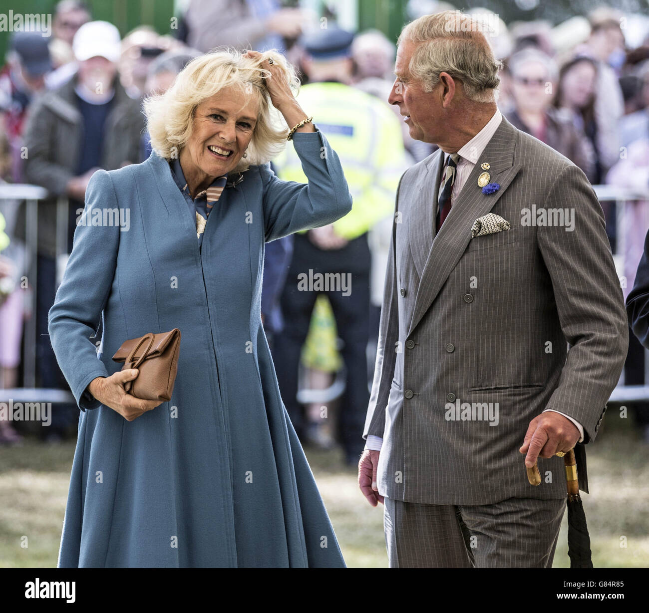 Il Principe di Galles e la Duchessa di Cornovaglia girano le tende della mostra al Sandringham flower show a Norfolk. Foto Stock