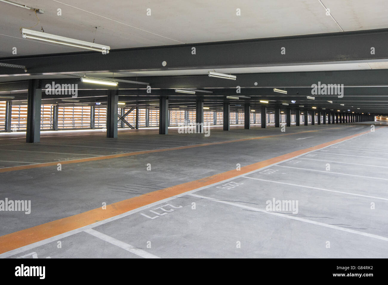 Parcheggio vuoto deck - Lotto di parcheggio Foto Stock