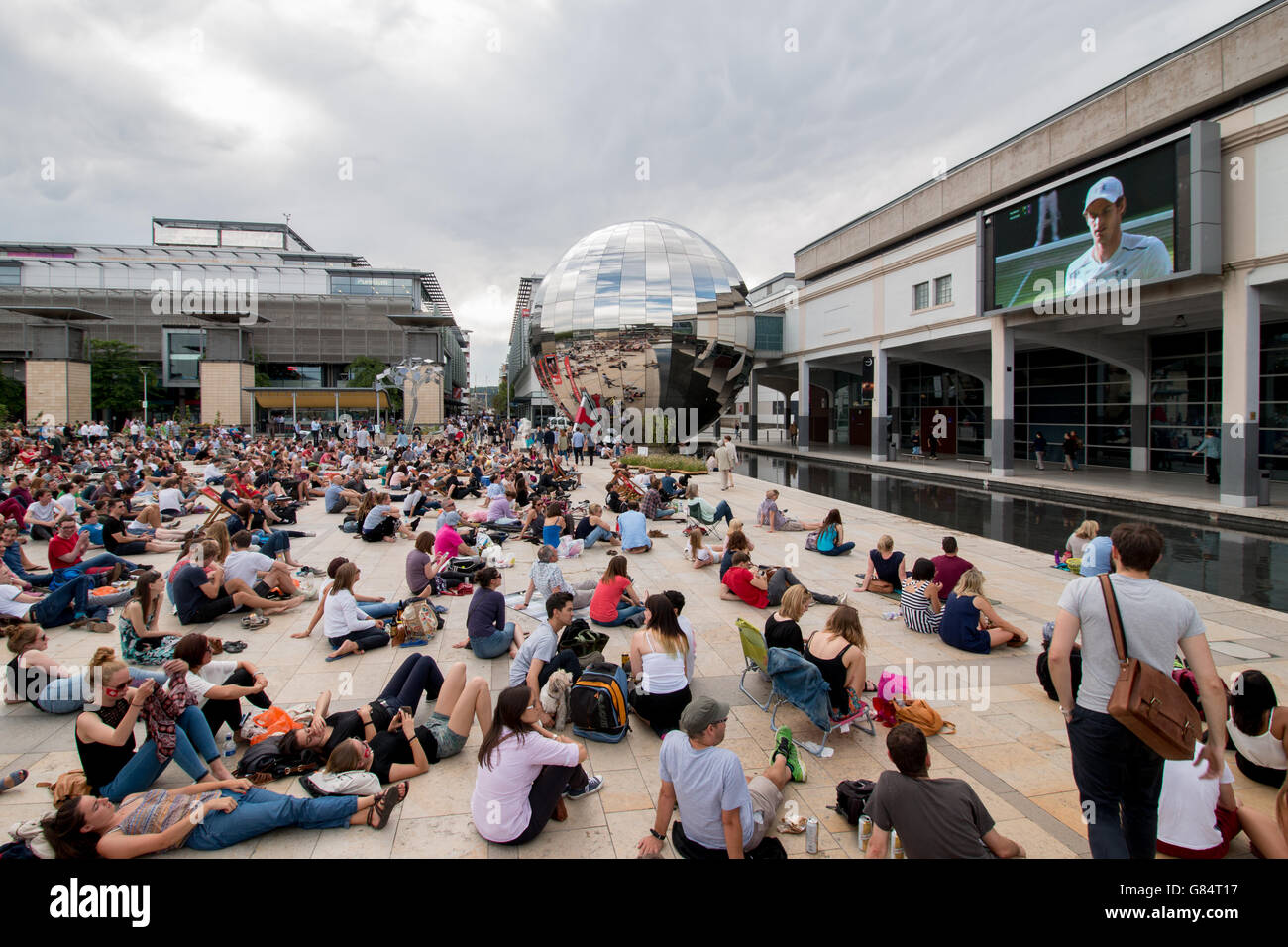 Una folla guarda Andy Murray nel 2015 Wimbledon Semi finale sul grande schermo al Millennium Square Bristol Foto Stock