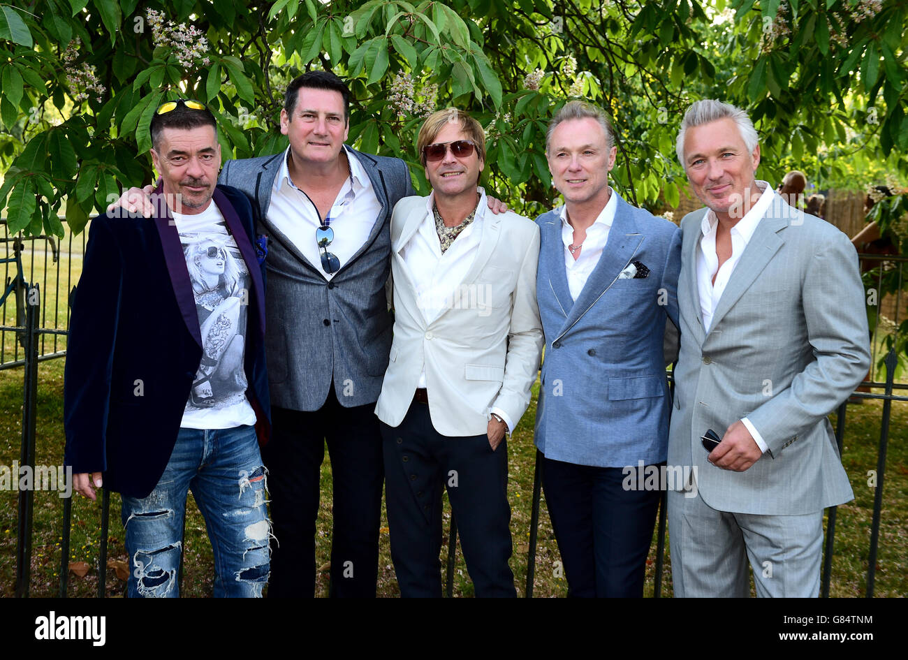 (Da sinistra a destra) John Keeble, Tony Hadley, Steve Norman, Gary Kemp e Martin Kemp di Spandau Ballet arrivano al Serpentine Gallery Summer Party a Hyde Park, Londra. PREMERE ASSOCIAZIONE foto. Data immagine: Giovedì 02 luglio 2015. Il credito fotografico dovrebbe essere: Ian West/PA Wire Foto Stock