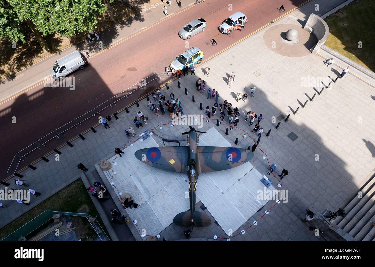 Vendita di Mk. 1 Spitfire. Un Vickers Supermarine Spitfire Mk.1A restaurato è svelato al di fuori delle Churchill War Rooms nel centro di Londra. Foto Stock
