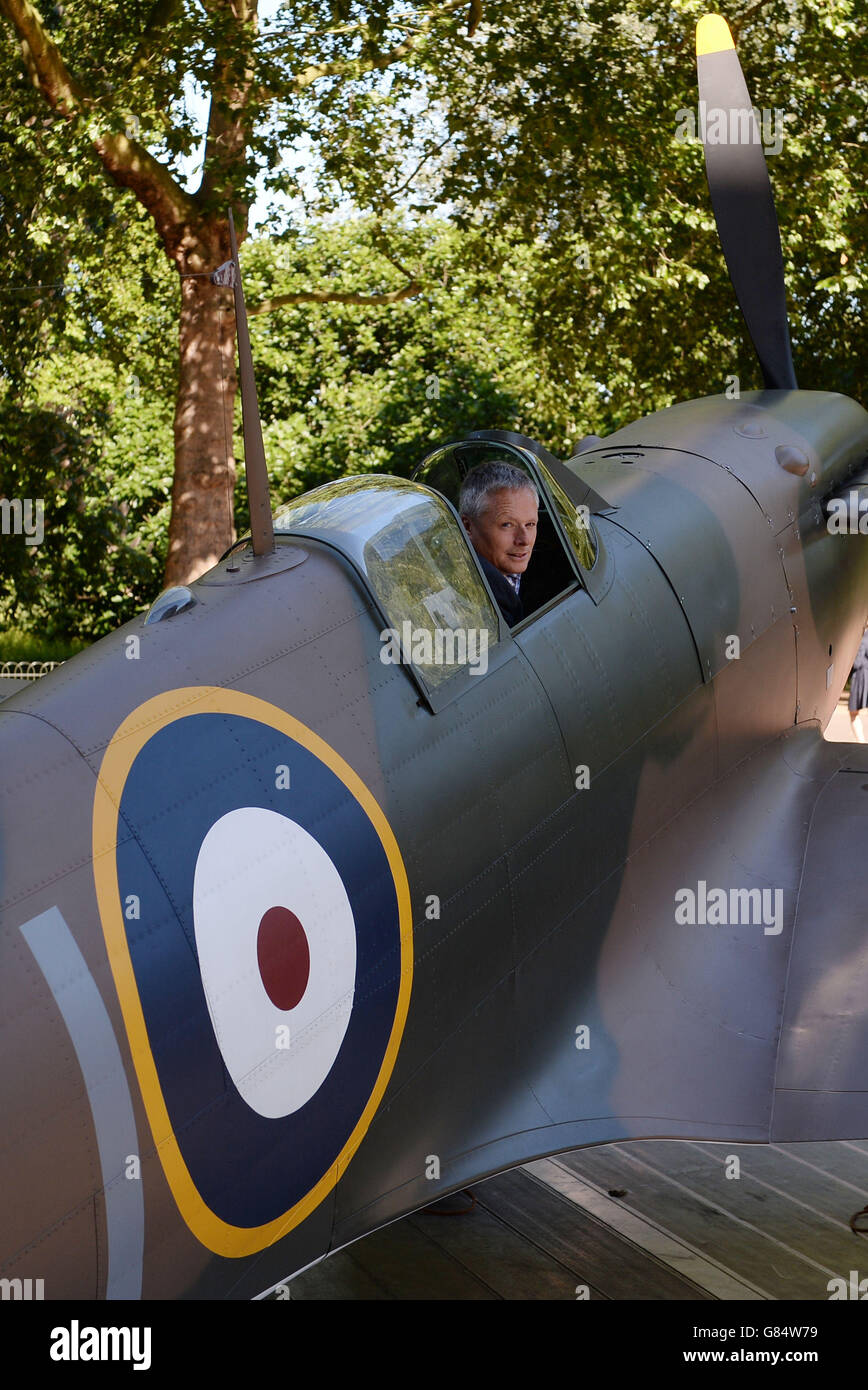 Il restauratore John Romain si trova in un restaurato Vickers Supermarine Spitfire Mk.1A, come viene svelato al di fuori delle Churchill War Rooms nel centro di Londra. Foto Stock