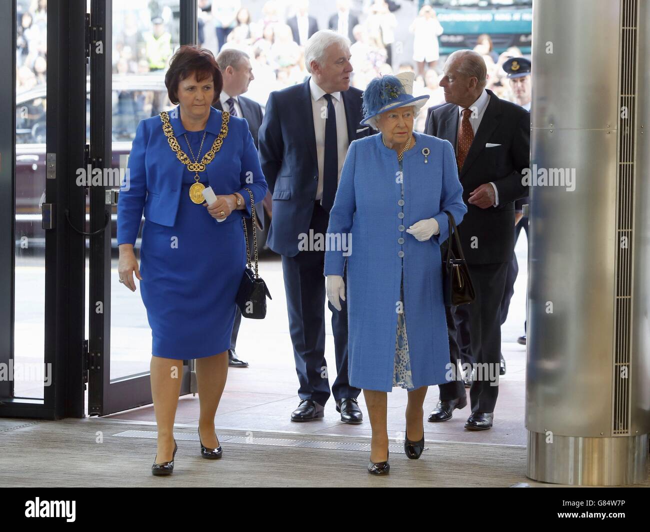 La regina Elisabetta II cammina con Lord Provost Sadie Dochrety (a sinistra) quando arriva per un tour del Centro tecnologico e innovazione dell'Università di Strathclyde, che aprirà ufficialmente. Foto Stock