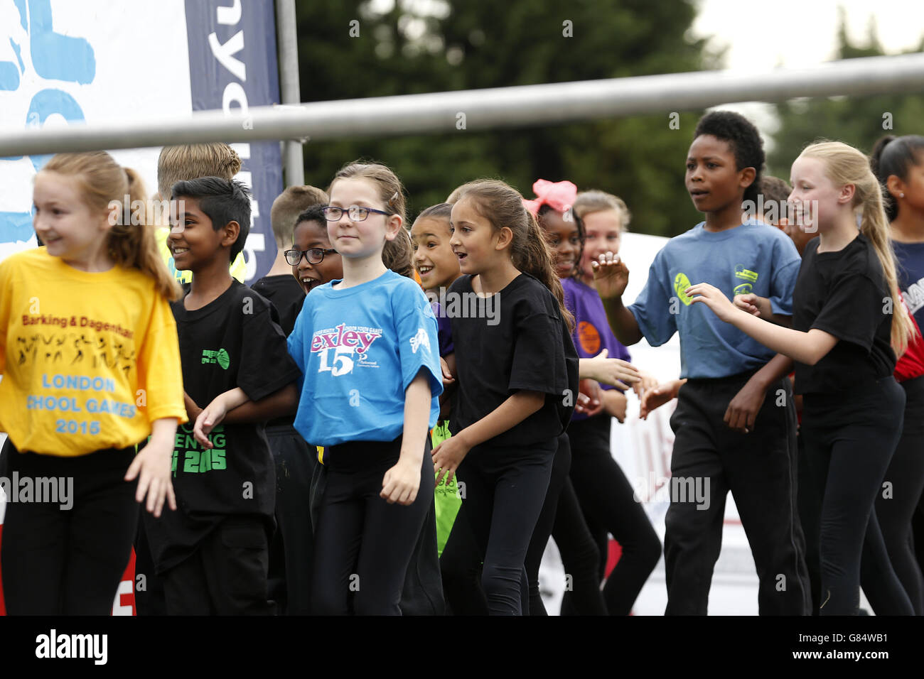 I bambini alla cerimonia di apertura per le finali dei 2015 Balfour Beatty London Youth Games, che si svolgono presso il National Sports Centre di Crystal Palace il 2, 4 e 5 luglio durante il primo giorno dei Giochi dei giovani di Londra a Crystal Palace, Londra Foto Stock