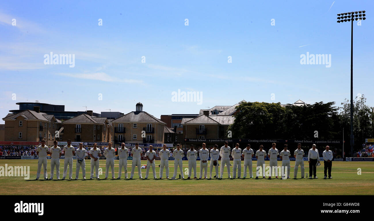 Le squadre australiane ed Essex Cricket si allineano per un minuto di silenzio al terreno della contea di Essex, come la Gran Bretagna ricorda le vittime dell'attacco terroristico tunisino. Foto Stock