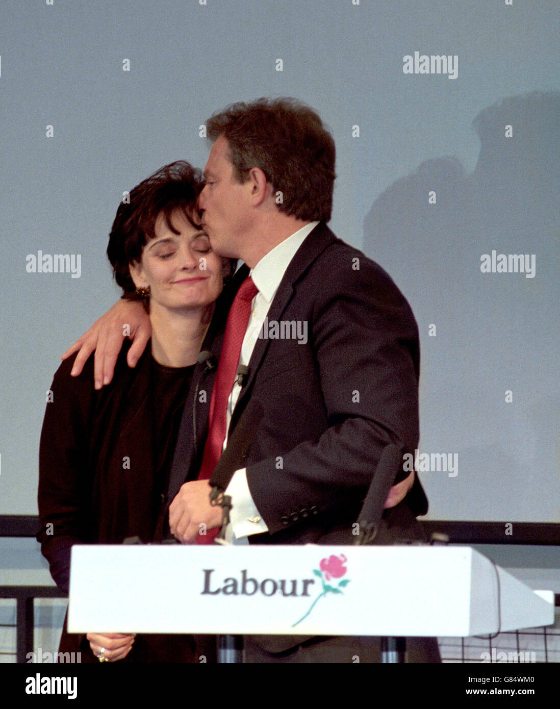 Leader del partito laburista Tony Blair bacia sua moglie Cherie dopo aver affrontato un raduno fuori dalla Royal Festival Hall nelle prime ore del venerdì mattina. Foto Stock
