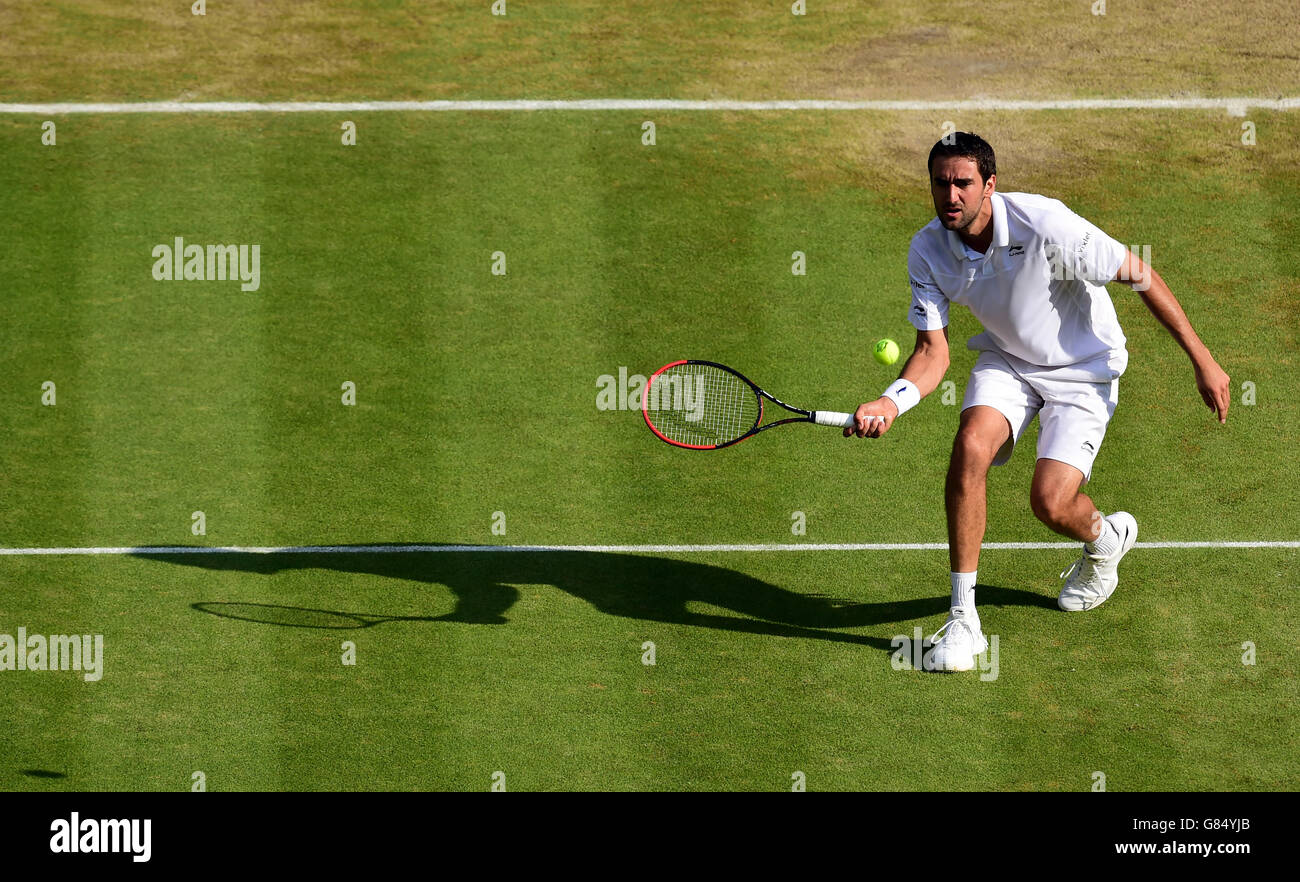 Marin Cilic in azione contro Novak Djokovic durante il giorno nove del Wimbledon Championships all'All England Lawn Tennis and Croquet Club, Wimbledon. Foto Stock