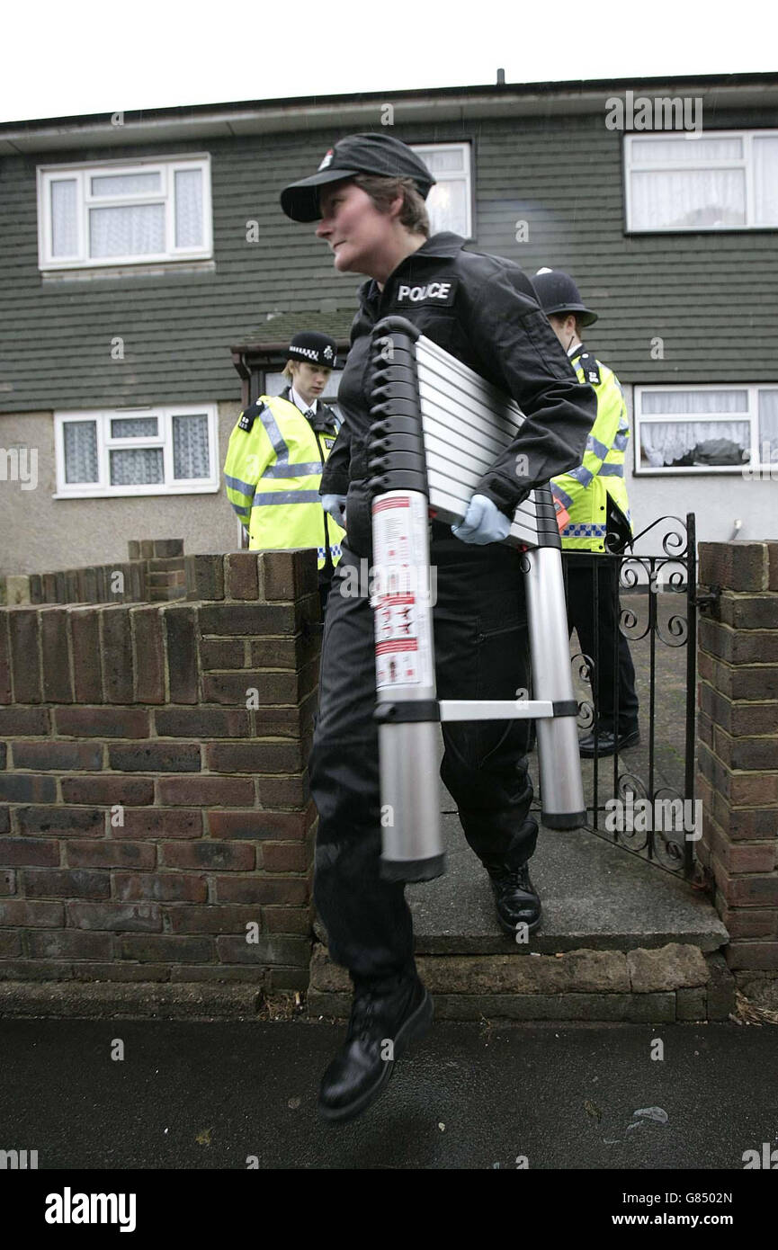 Le squadre di polizia lasciano una casa a Croydon, mentre interrogavano un uomo sul tentato omicidio di Abigail Witchalls, che è stato pugnalato al collo davanti al suo figlio di 21 mesi in Surrey. L'uomo di 25 anni è stato arrestato nella stazione di polizia di Croydon ieri sera dalla polizia metropolitana su richiesta dei detective in Surrey che avevano passato il suo nome alle forze vicine. Foto Stock