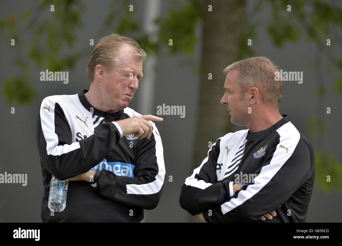 Il manager del New Newcastle United Steve McClaren (a sinistra) e l'assistente Paul Simpson durante una sessione di allenamento aperta al Darsley Park Training Center, Little Benton, Newcastle. Foto Stock