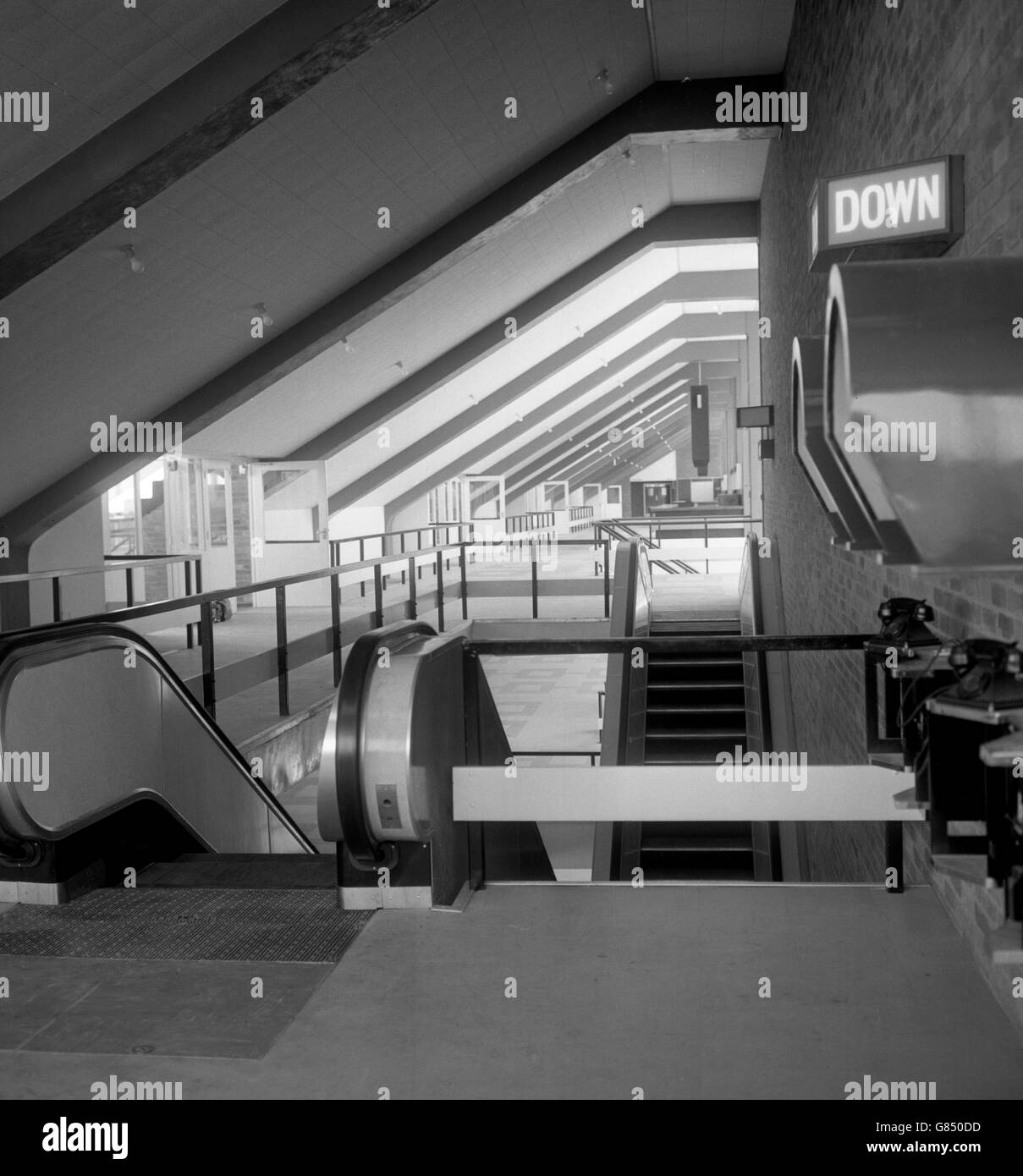 La passeggiata al quarto piano conduce al balcone panoramico superiore e mostra la scala mobile che collega i vari piani del nuovo Royal enclosure Stand presso l'ippodromo di Ascot, Berkshire. Foto Stock