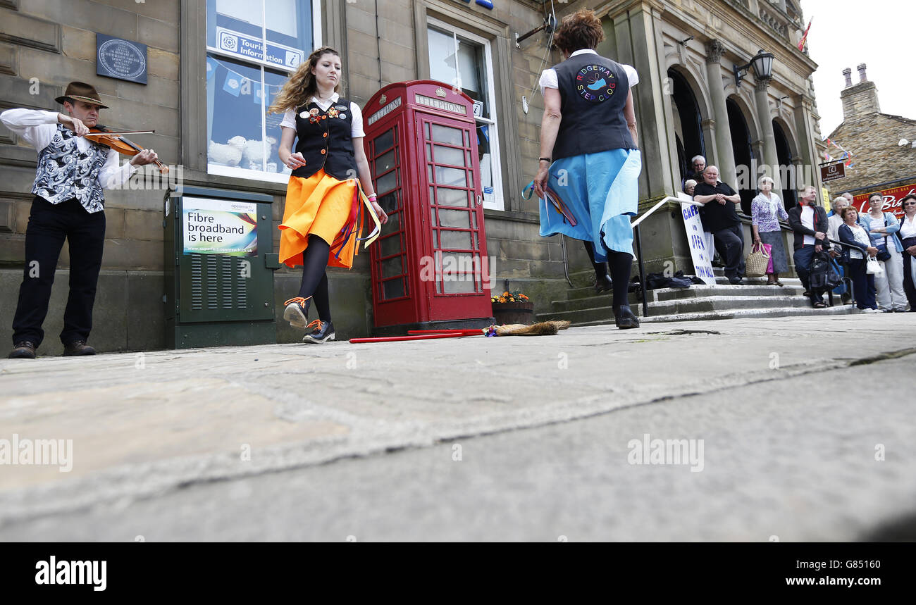 Persone che ballano durante il Clogfest, il raduno nazionale per la comunità di scalini che si svolge a Skipton nel secondo fine settimana di luglio. Foto Stock
