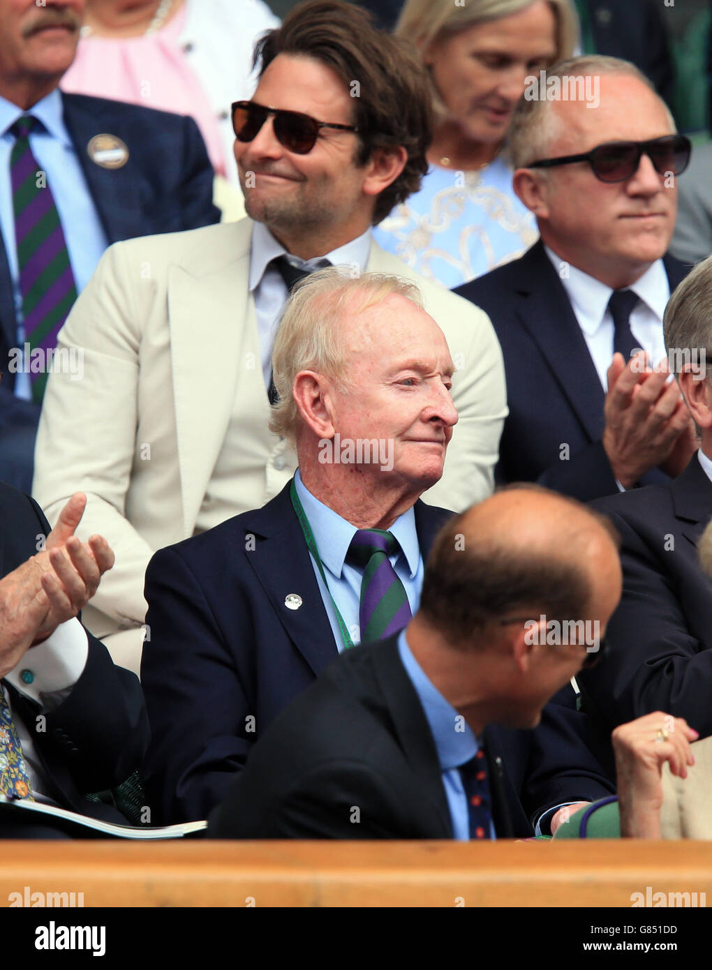 Rod Laver precede la finale maschile dei singoli il giorno tredici dei Wimbledon Championships all'All England Lawn Tennis and Croquet Club, Wimbledon. Foto Stock