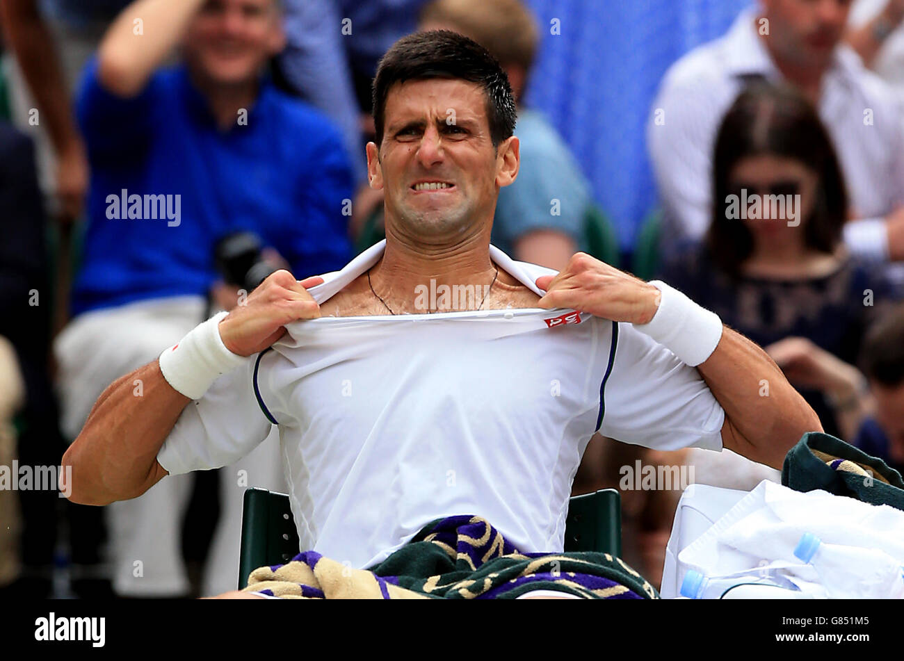 Novak Djokovic mostra la sua frustrazione quando perde il secondo set a Roger Federer nella finale di Mens Singles durante il tredici giorno dei Campionati di Wimbledon presso l'All England Lawn Tennis and Croquet Club di Wimbledon. Foto Stock