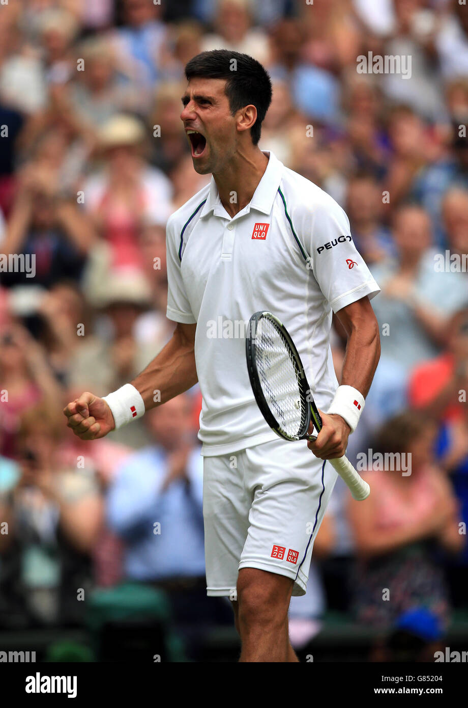 Novak Djokovic celebra la vittoria della finale maschile del singolo durante il tredici° giorno dei Campionati di Wimbledon all'All England Lawn Tennis and Croquet Club di Wimbledon. Foto Stock