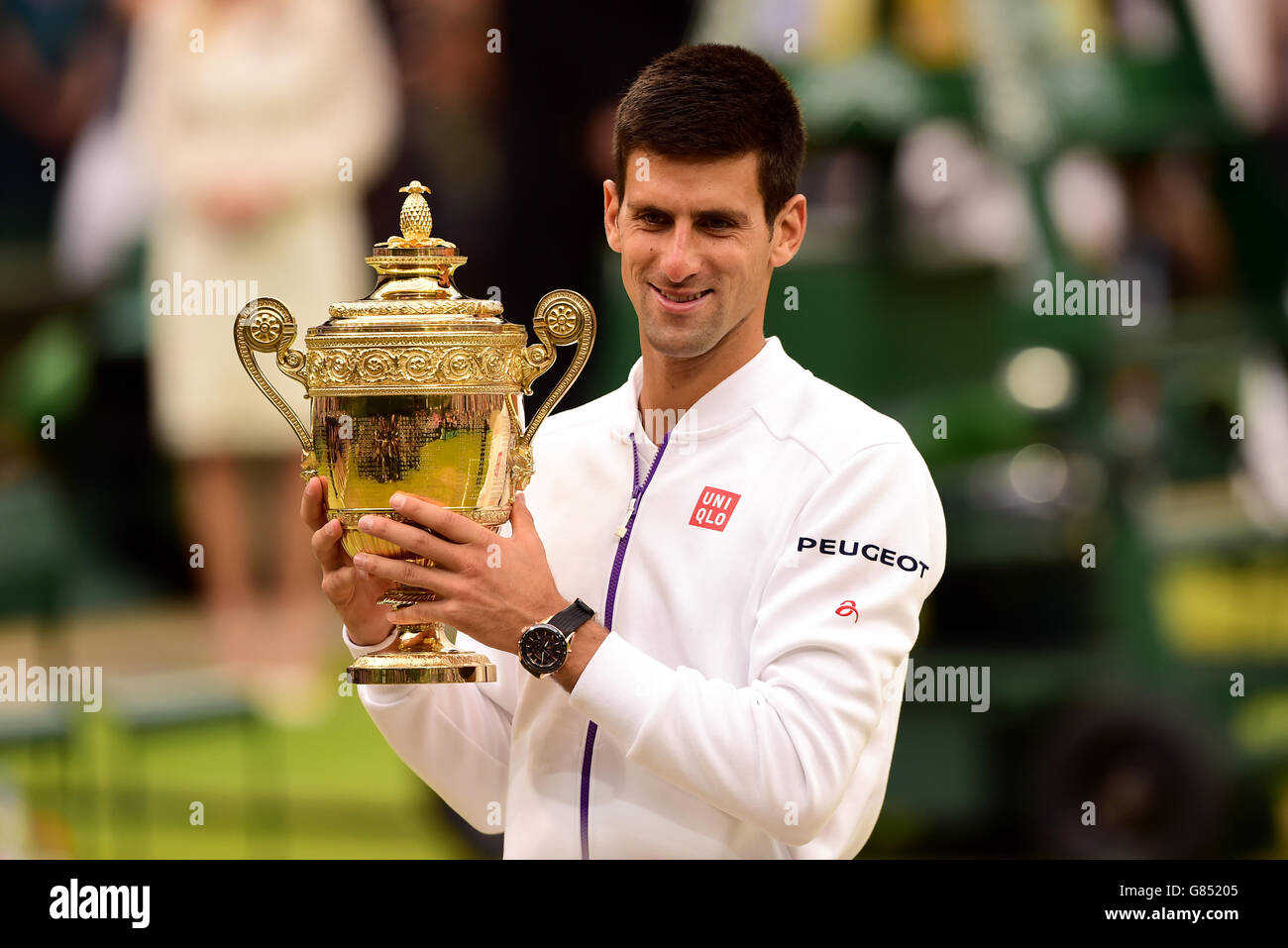 Novak Djokovic con il trofeo dopo aver battuto Roger Federer nella finale di Mens Singles il tredici giorni dei Campionati di Wimbledon all'All England Lawn Tennis and Croquet Club di Wimbledon. Foto Stock