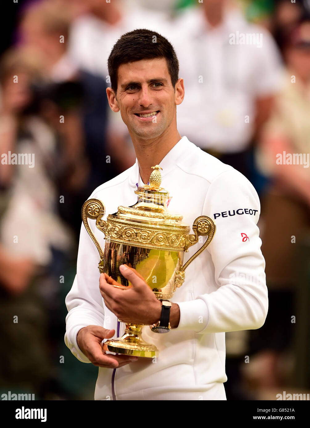 Novak Djokovic con il trofeo dopo aver battuto Roger Federer nella finale di Mens Singles il tredici giorni dei Campionati di Wimbledon all'All England Lawn Tennis and Croquet Club di Wimbledon. Foto Stock