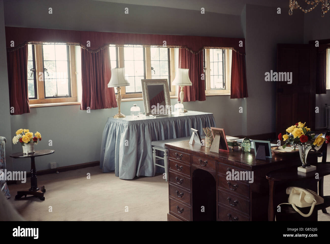 Camera da letto di Lady Churchill con letto a baldacchino e un soffitto curvo insolito a Chartwell Manor a Westerham, Kent, ex casa del tardo Winston Churchill. La casa sarà aperta al pubblico dal 21 giugno 1966. Foto Stock
