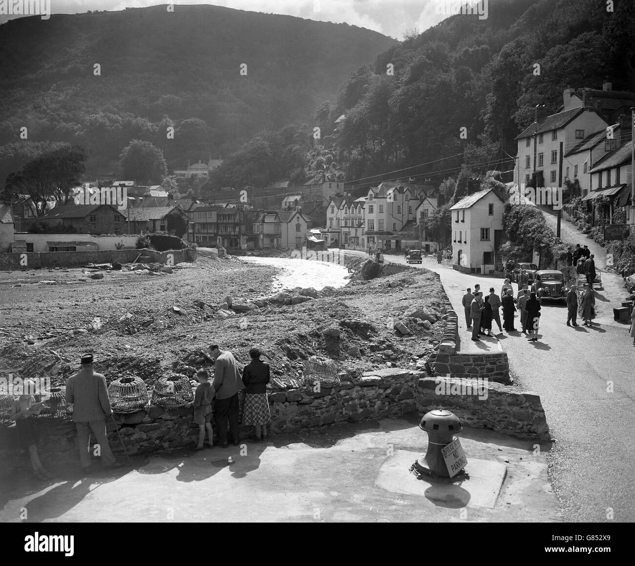 Il fiume Lyn scorre placidamente tra le rive rinforzate nella località di Lynmouth nel Devon, meno di un mese dopo che è stato devastato dalle inondazioni. Foto Stock