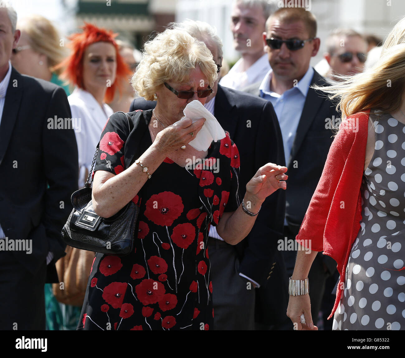 I lutto arrivano per i funerali della coppia di attacchi terroristici tunisini, Denis Thwaites e sua moglie Elaine alla Fairhaven United Reform Church a Lytham St Annes. Foto Stock