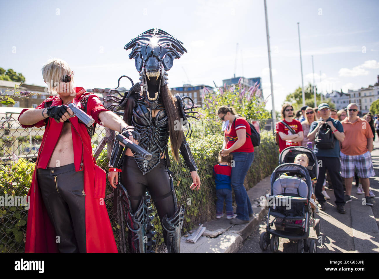 I visitatori in coda di costumi fuori dal London Film and Comic con, tenuto all'Olympia di Kensington, Londra. Foto Stock