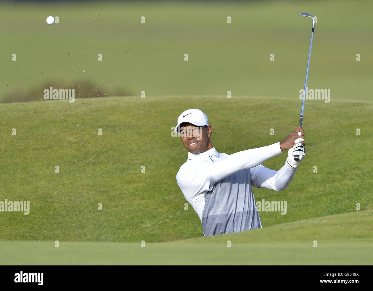 USA's Tiger Woods esce da un bunker durante il terzo giorno dell'Open Championship 2015 a St Andrews, Fife. Foto Stock