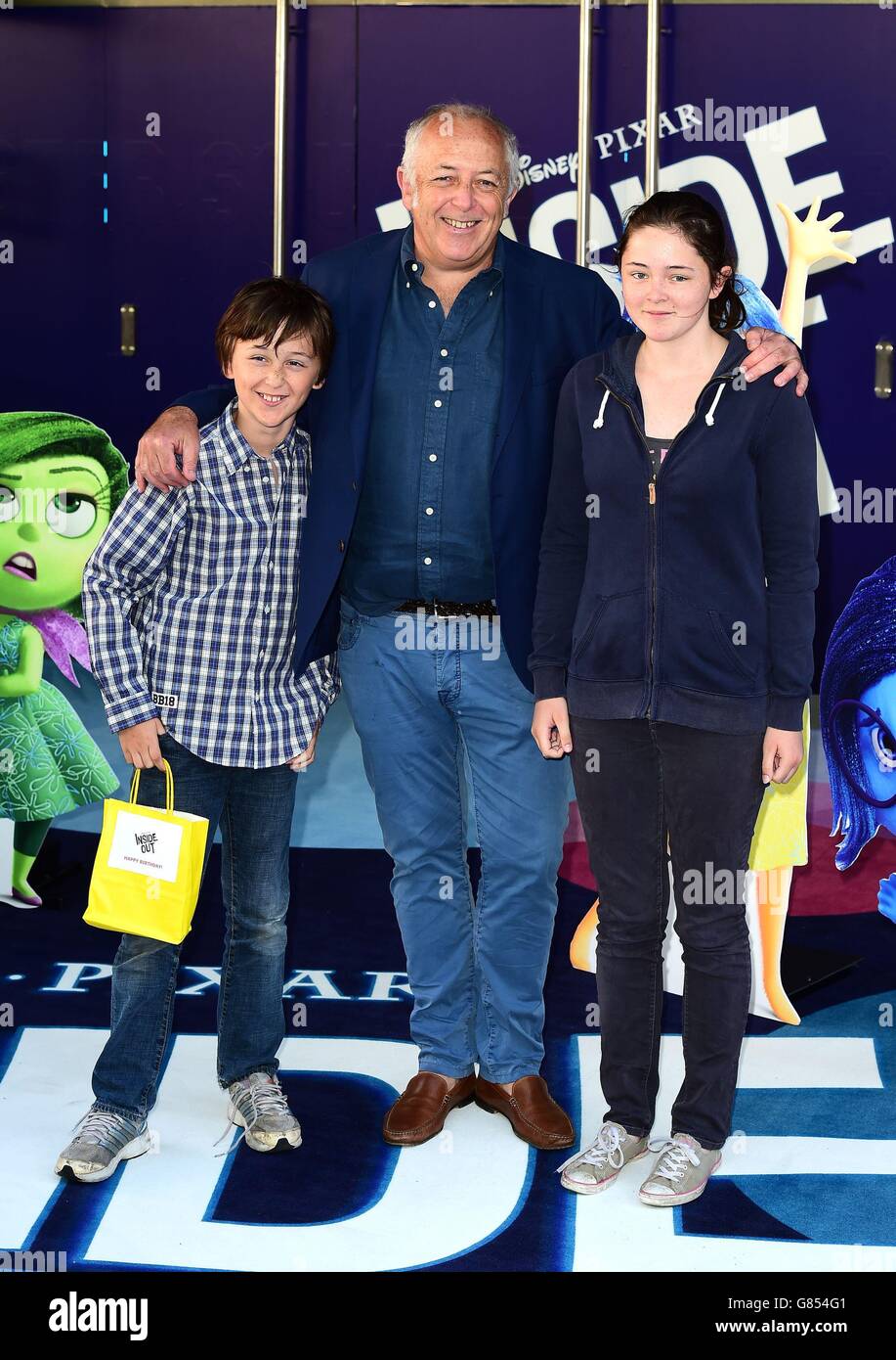 Inside out premiere - Londra. Jeremy Bowen (centro) e i bambini che frequentano una proiezione di un nuovo film Inside out all'Odeon Cinema di Londra. Foto Stock