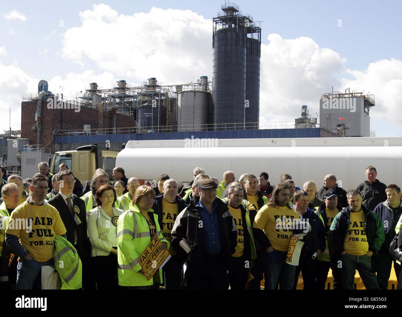 Manifestanti di carburante della Road Haulage Association - raffineria di petrolio BP. I manifestanti si riuniscono. Foto Stock