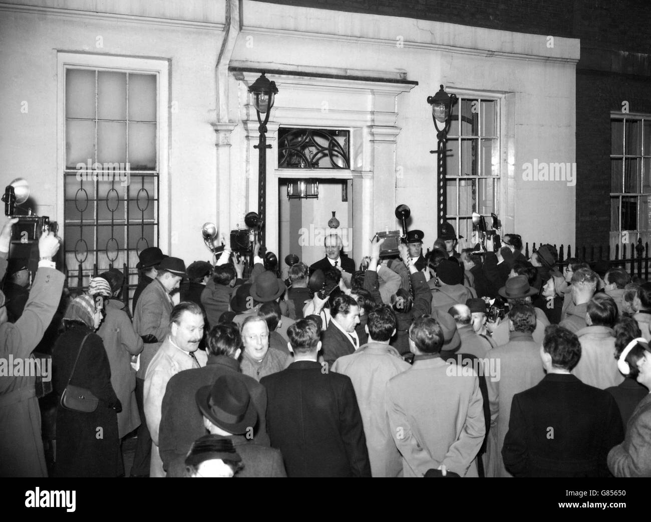 Il nuovo primo ministro conservatore Harold Macmillan arriva a Downing Street da Buckingham Palace e va al numero 11, il suo ufficio di Cancelliere dello scacchiere. Foto Stock