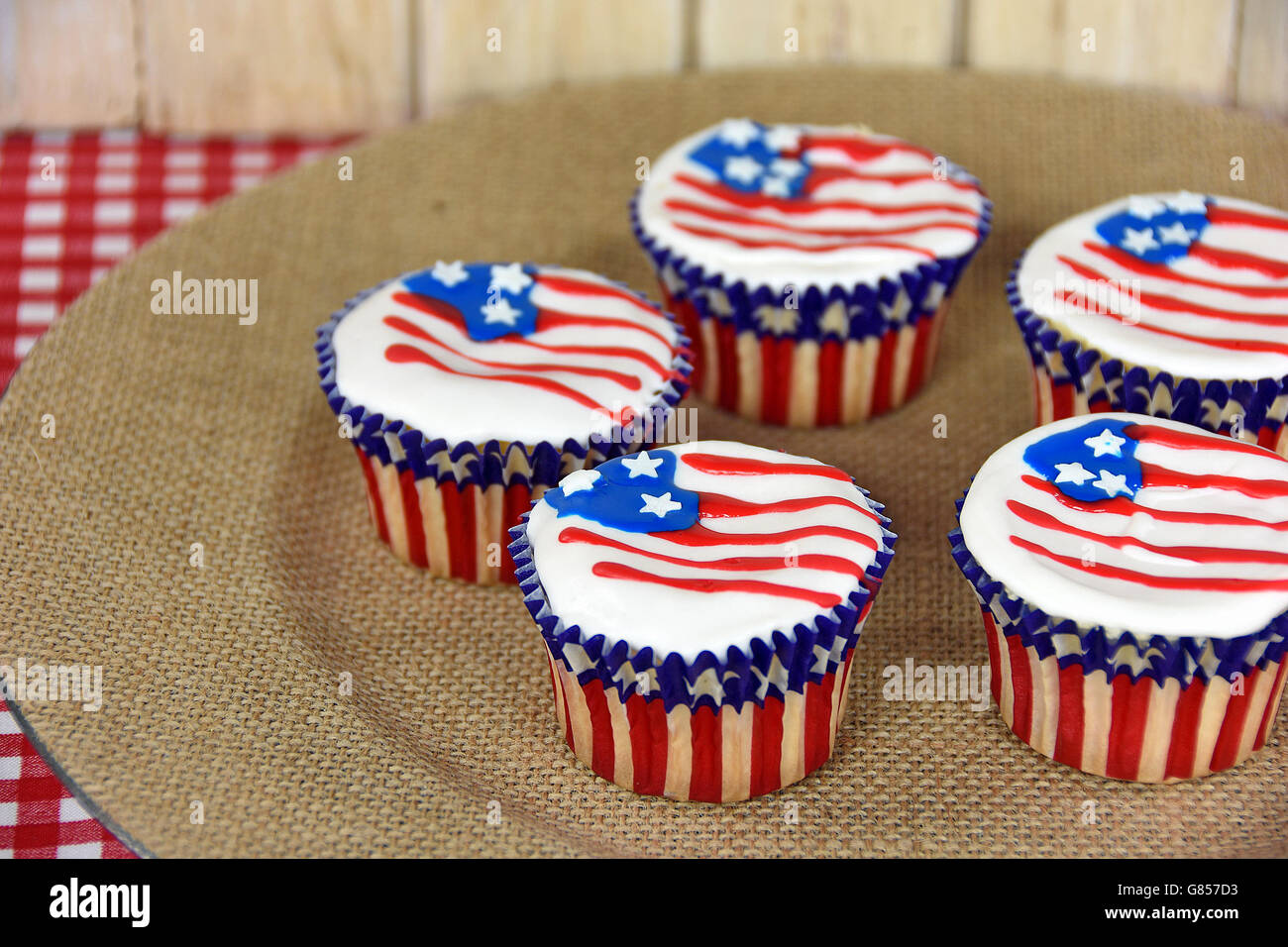 Bandiera americana tortine su tela marrone piastra. Foto Stock