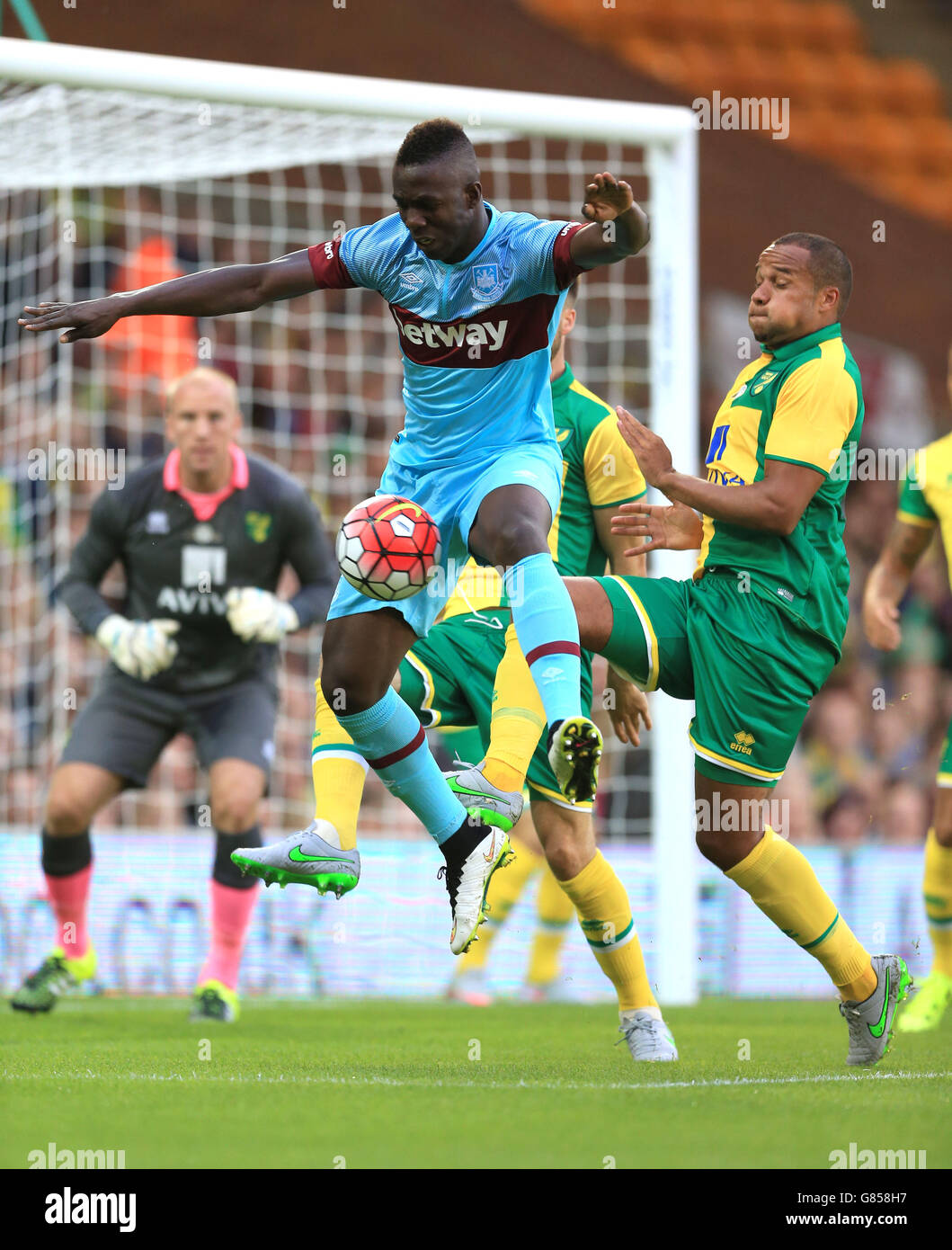 Modibo Maiga (a sinistra) di West Ham United e Vadis Odjidja-Ofoe di Norwich City combattono per la palla durante la pre-stagione amichevole a Carrow Road, Norwich. Foto Stock