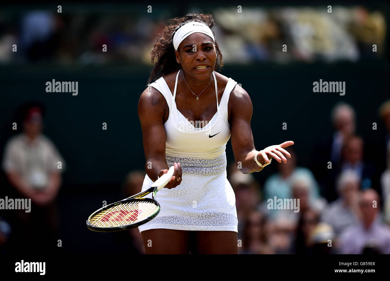 Serena Williams mostra la sua frustrazione mentre affronta Garbine Muguruza nella finale di Ladies singles il giorno dodici dei Campionati di Wimbledon all'All England Lawn Tennis and Croquet Club di Wimbledon. Foto Stock