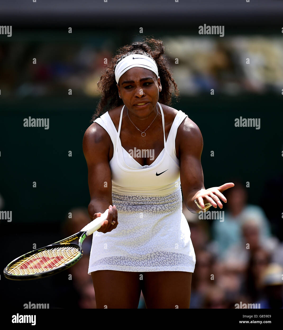 Serena Williams mostra la sua frustrazione mentre affronta Garbine Muguruza nella finale di Ladies singles il giorno dodici dei Campionati di Wimbledon all'All England Lawn Tennis and Croquet Club di Wimbledon. Foto Stock