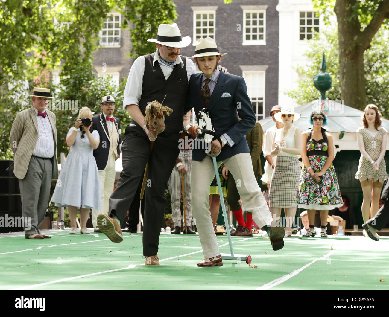 Persone che partecipano al concorso Well Dressage al CHAP Olympiad 2015 a Bedford Square, Bloomsbury, Londra. L'evento eccentrico si descrive come una celebrazione dell'inettitudine sportiva della Gran Bretagna, dove i pazzi sensazionali hanno la precedenza sul lycra sudato. Foto Stock