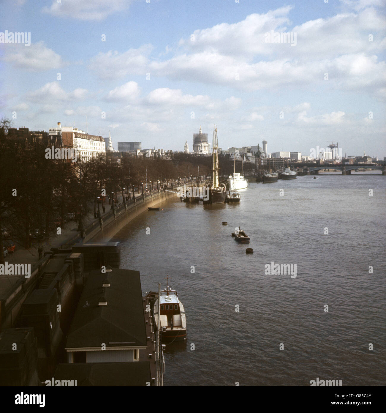 Vista dell'Embankment sul Tamigi a Londra con la Cattedrale di St. Paul e il Ponte di Waterloo sullo sfondo. Foto Stock
