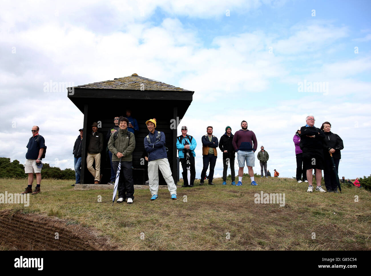 I fan guardano l'azione durante il secondo giorno dell'Open Championship 2015 a St Andrews, Fife. Foto Stock