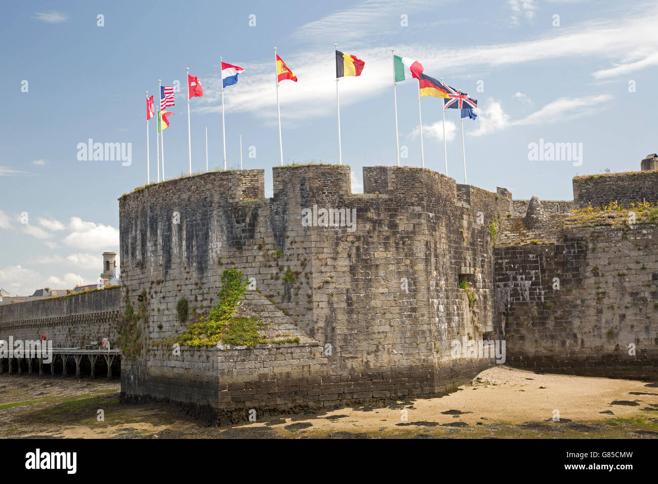 Ville vicino Torre battenti bandiere di antica città fortificata Concarneau Bretagna Francia Foto Stock