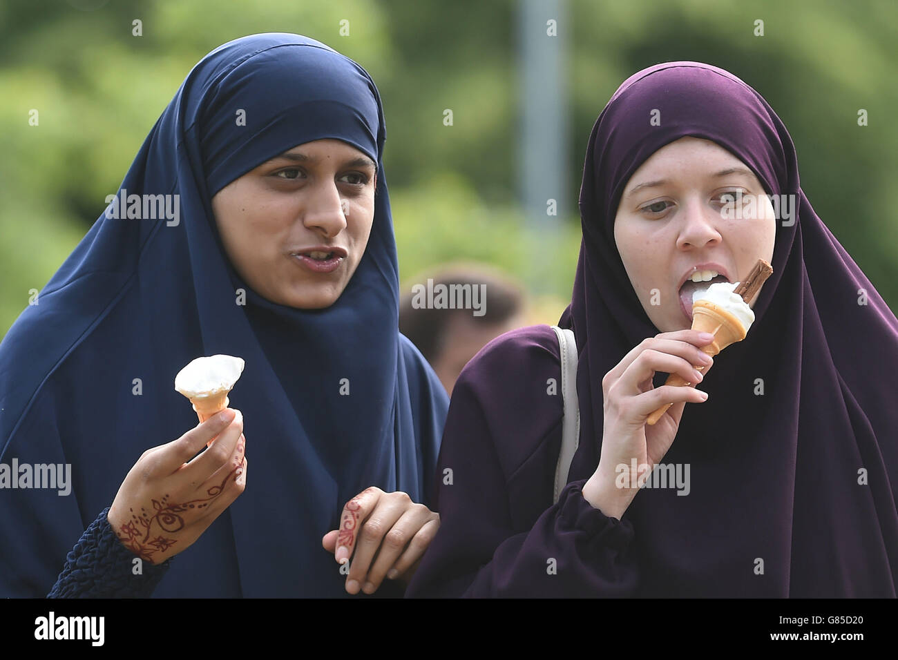Le ragazze musulmane godono di gelati durante le celebrazioni di Eid al-Fitr in Small Heath Park, Birmingham. PREMERE ASLOCATION Photo. Data foto: Venerdì 17 luglio 2015. EID al-Fitr segna la fine del mese santo del Ramadan, dove i musulmani digiunano durante le ore diurne. Il credito fotografico dovrebbe essere: Joe Giddens/filo PA Foto Stock