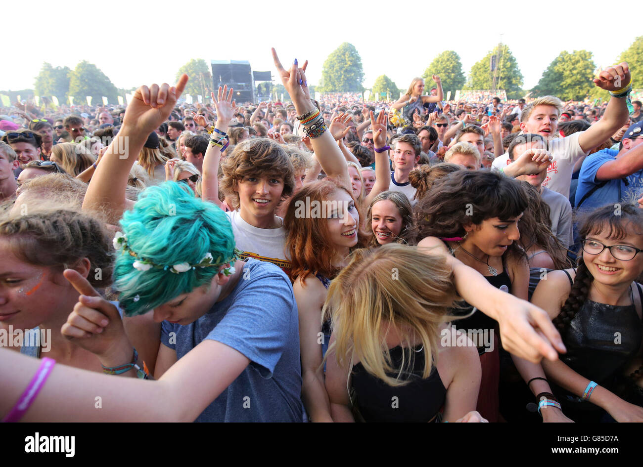 Festivalgoers guarda Caribou esibirsi al festival Latitude di Henham Park, Southwold, Suffolk. Foto Stock