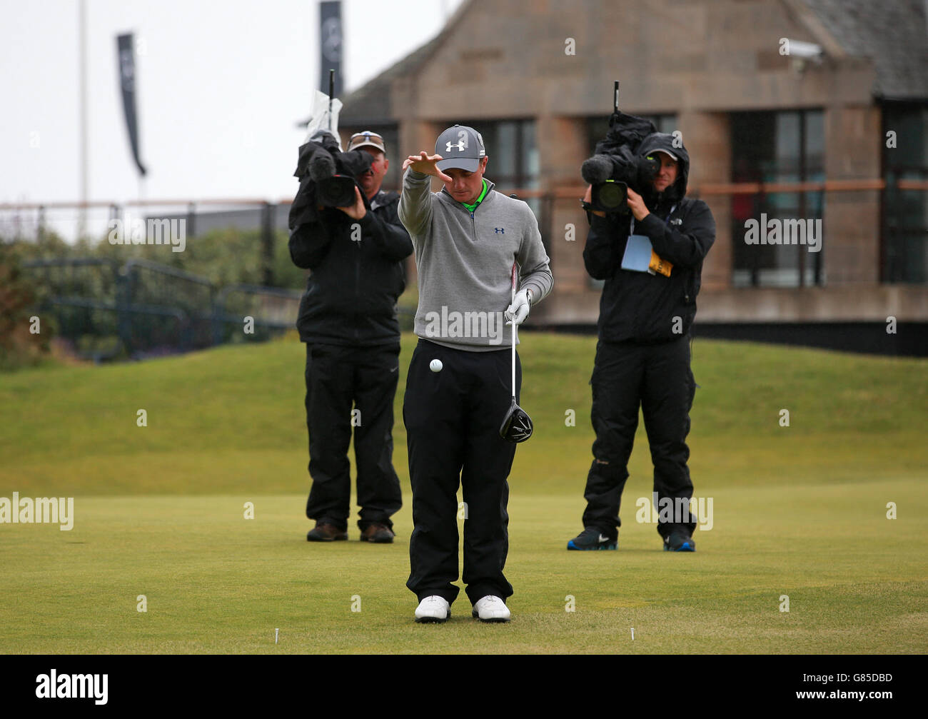 Paul Dunne, in Irlanda, lancia la palla dopo aver giocato sulla pratica green nel quinto giorno dell'Open Championship 2015 a St Andrews, Fife. Foto Stock