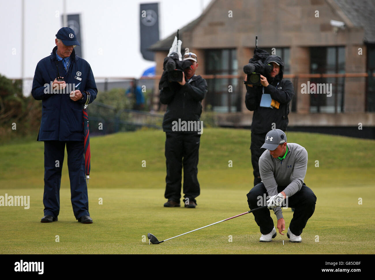 Paul Dunne, irlandese, dopo il suo colpo, è andato sul campo di pratica verde durante il quinto giorno dell'Open Championship 2015 a St Andrews, Fife. Foto Stock