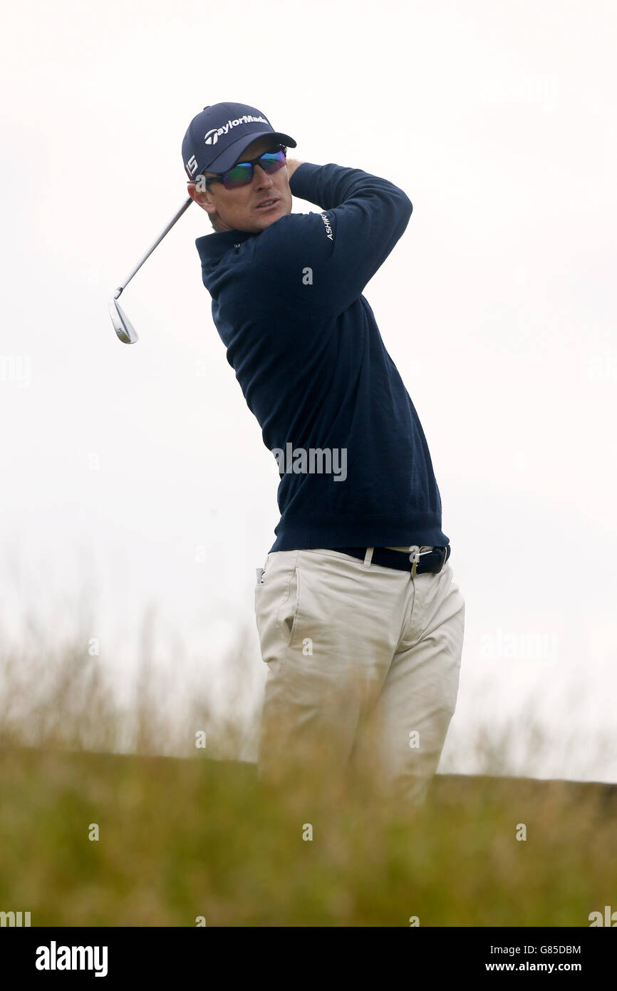 Justin Rose, Inghilterra, si tira via durante il quinto giorno dell'Open Championship 2015 a St Andrews, Fife. Foto Stock