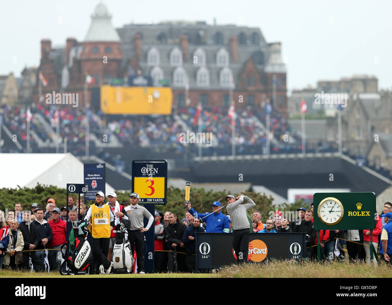 Paul Dunne, irlandese, si tee al terzo posto durante il quinto giorno dell'Open Championship 2015 a St Andrews, Fife. Foto Stock