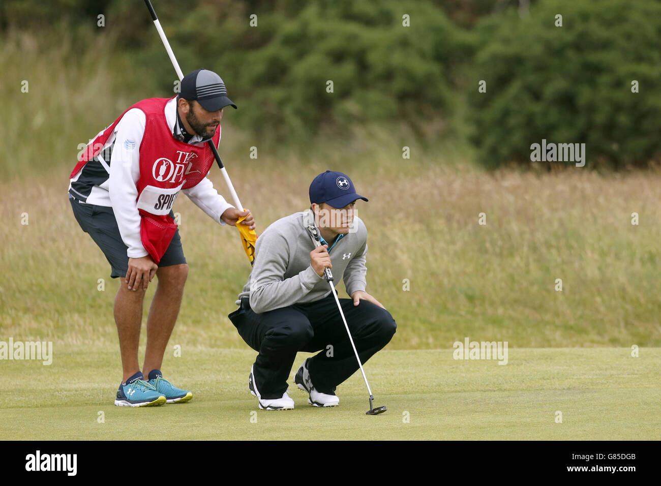 Il Jordan Spieth degli Stati Uniti allinea un putt con il suo caddie durante il quinto giorno dell'Open Championship 2015 a St Andrews, Fife. Foto Stock